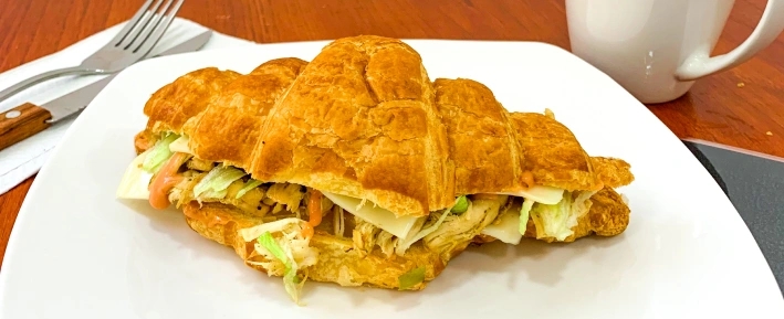 Cafe Quinteros' Croissant de Pollo