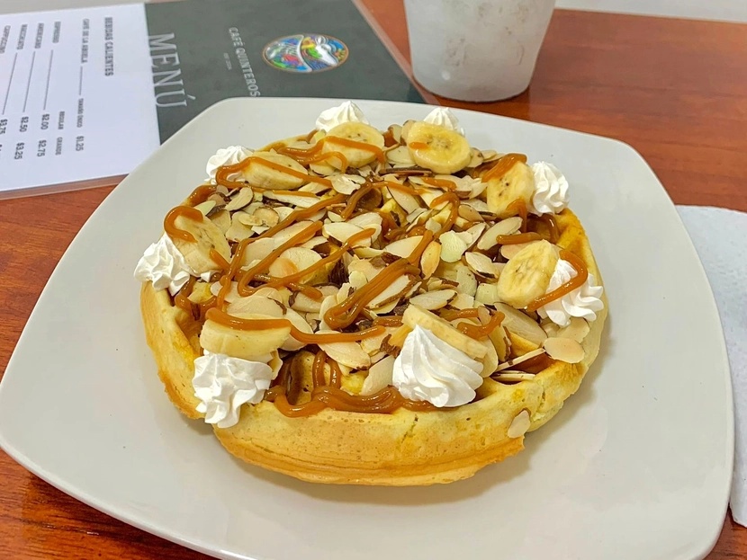 Waffle de Banana, Nuez y Caramelo